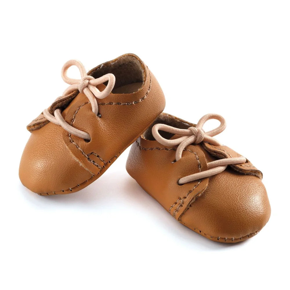 Pomea Puppenschuhe braun mit Schnüren, 18 Monate, Djeco ; POMEA Puppenschuhe braun für 30-32cm Puppen Verpackung ; POMEA Puppenschuhe braun Leder Schnürer 18 Monate Djeco ; POMEA Puppenschuhe braun aus Leder mit Schnüren ; POMEA Puppenschuhe braun mit Schnüren an Puppenbeinen