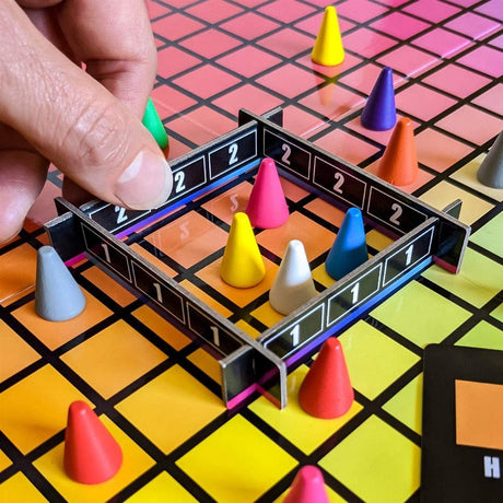 Hues and Cues Brettspiel mit farbigen Spielsteinen auf Spielfeld