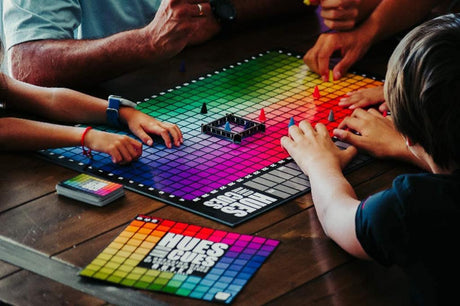 Hues and Cues Brettspiel mit Farbgitter und Spielsteinen beim gemeinsamen Spielen
