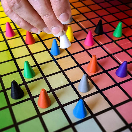 Hues and Cues Brettspiel mit farbigen Spielfiguren auf Farbgitter