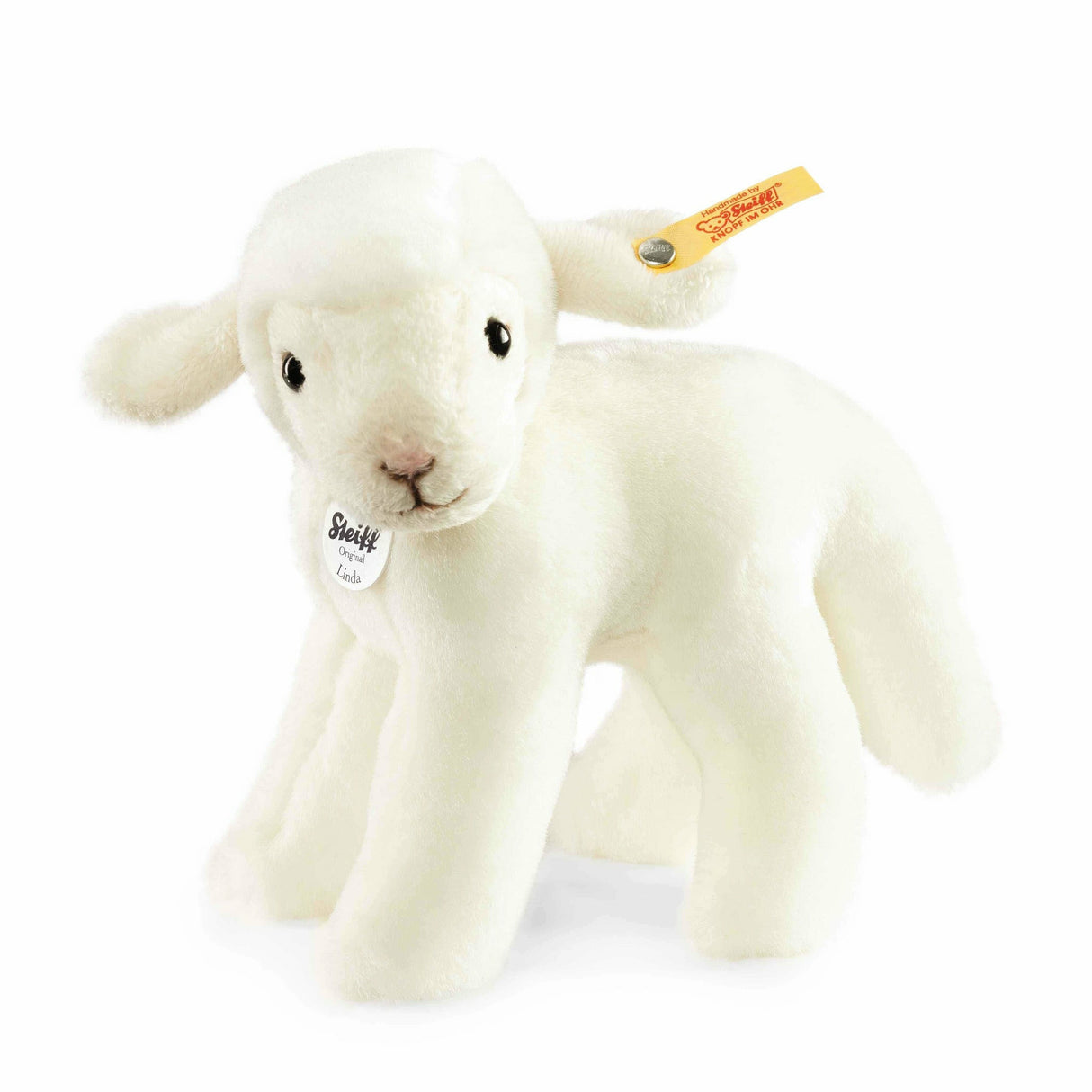 Linda Lamm 16 weiss stehend