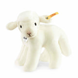 Linda Lamm 16 weiss stehend
