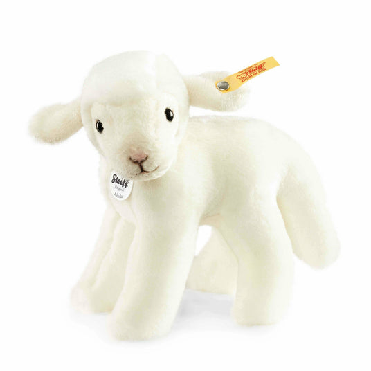Linda Lamm 16 weiss stehend